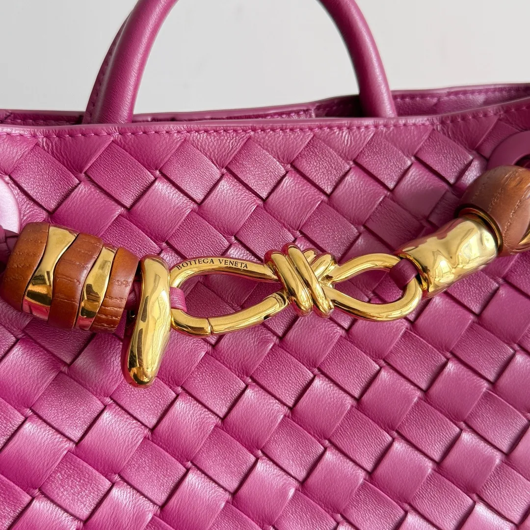 The new Andiamo batch of 3060 BV is shipped‼ ️The classic intercciato weaving process is used to create a soft bag, the metal knot is made of micro-cast aluminum using jewelry technology🪢, and the decorative beads are made of metal and hand-polished oak, allowing you to jump repeatedly between elegance and fun💃, making it unpredictable. Classic and versatile, it shows off your temperament, and the bag has a large capacity, making it very convenient for daily commuting! It has a variety of carrying methods, the shoulder straps can be adjusted by yourself, the original lambskin feels soft and delicate, and the unisex style breaks gender boundaries and brings a more practical and long-lasting use experience. The Andiamo, which has both elegant and casual styles, perfectly interprets the "fashionable old money style". Style No.: 743568+Wood Hardware Color: Berry Red Size: 25*22*10.5cm